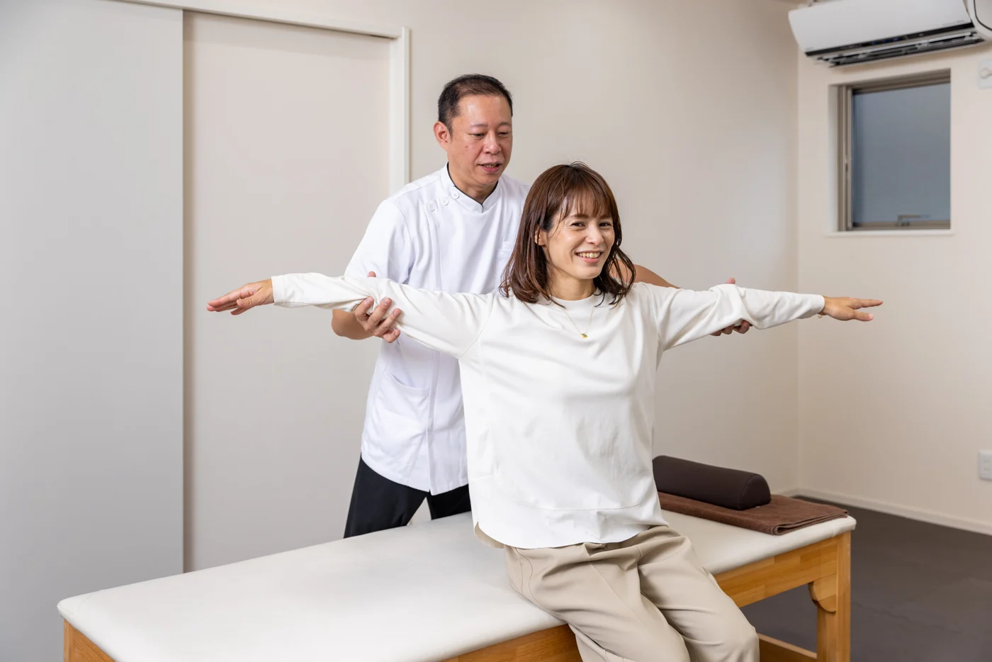 腕の動きを確認する施術者