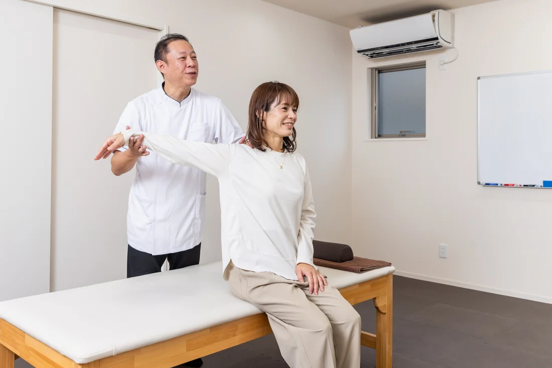 姿勢と身体の動きを確認する院長