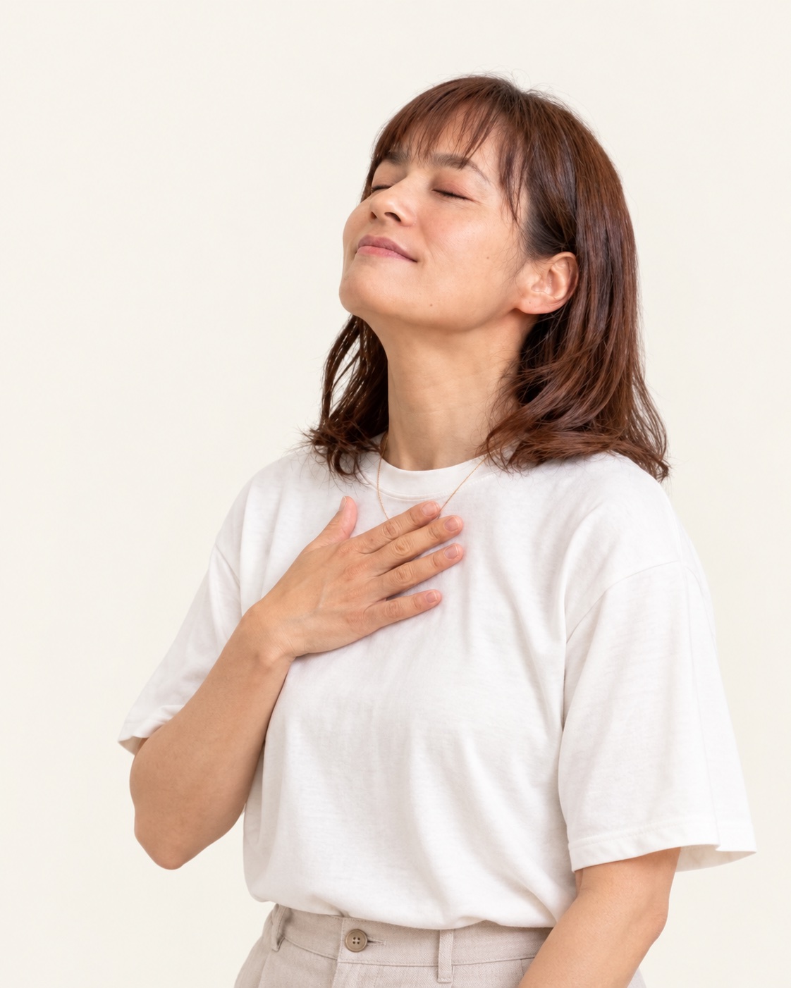穏やかに深呼吸する女性のイメージ